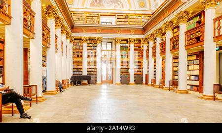 Helsinki, Finnland - 19. September 2019: Nationalbibliothek Finnlands. Im Inneren des Gebäudes mit Bücherregalen und Tabellen. Foto aus der Höhe. Stockfoto