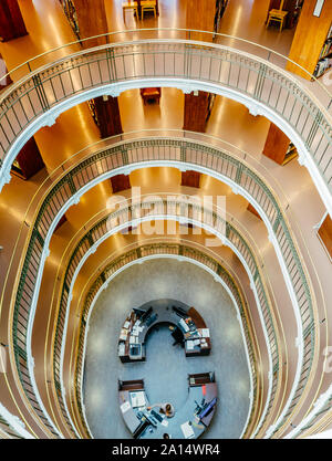 Helsinki, Finnland - 19. September 2019: Nationalbibliothek Finnlands. Im Inneren des Gebäudes mit Bücherregalen und Tabellen. Foto aus der Höhe. Stockfoto