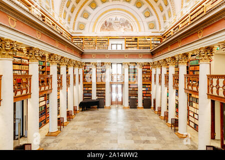 Helsinki, Finnland - 19. September 2019: Nationalbibliothek Finnlands. Im Inneren des Gebäudes mit Bücherregalen und Tabellen. Foto aus der Höhe. Stockfoto