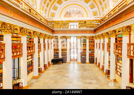 Helsinki, Finnland - 19. September 2019: Nationalbibliothek Finnlands. Im Inneren des Gebäudes mit Bücherregalen und Tabellen. Foto aus der Höhe. Stockfoto