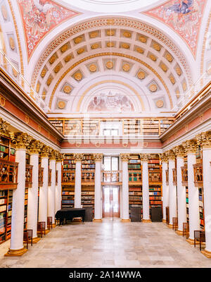 Helsinki, Finnland - 19. September 2019: Nationalbibliothek Finnlands. Im Inneren des Gebäudes mit Bücherregalen und Tabellen. Foto aus der Höhe. Stockfoto