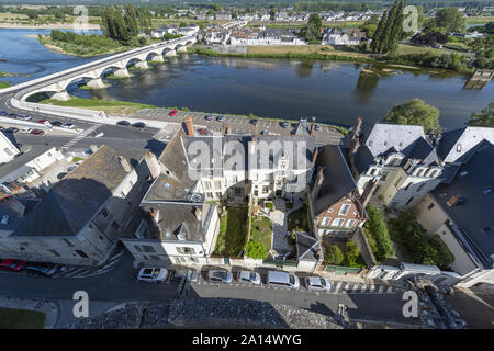 Europa Frankreich: 2019-07, Blick von den Mauern der königlichen Residenz von Amboise, Blick nach unten in die Stadt und über die Loire. Stockfoto
