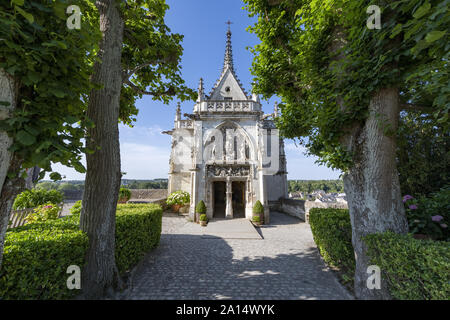 Frankreich, die Stiftskirche von Saint Florentin: 2019-07, ein historisches Denkmal im Tal der Loire und Ruhestätte des Künstlers Leonard de Vinci Stockfoto