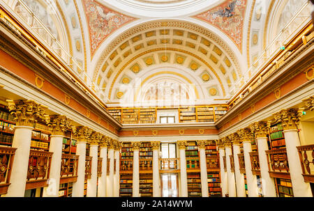 Helsinki, Finnland - 19. September 2019: Nationalbibliothek Finnlands. Im Inneren des Gebäudes mit Bücherregalen und Tabellen. Foto aus der Höhe. Stockfoto