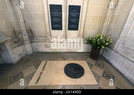 Frankreich, die Stiftskirche von Saint Florentin: 2019-07, ein historisches Denkmal im Tal der Loire und Ruhestätte des Künstlers Leonard de Vinci Stockfoto