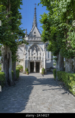 Frankreich, die Stiftskirche von Saint Florentin: 2019-07, ein historisches Denkmal im Tal der Loire und Ruhestätte des Künstlers Leonard de Vinci Stockfoto