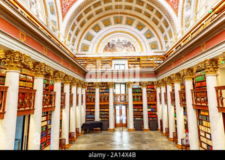 Helsinki, Finnland - 19. September 2019: Nationalbibliothek Finnlands. Im Inneren des Gebäudes mit Bücherregalen und Tabellen. Foto aus der Höhe. Stockfoto