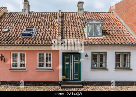 Zwei idyllische Häusern mit schönen Tür auf einer alten Straße mit Kopfsteinpflaster auf der Insel Aero, Dänemark, 13. Juli 2019 Stockfoto