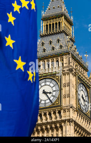 Big Ben mit der Flagge der Europäischen Union fliegen. Das Elizabeth Tower die im Volksmund bekannt als "Big Ben", offiziell "Big Ben" ist t Stockfoto