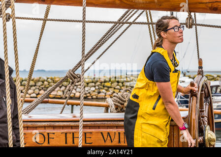 Der erste Maat am Lenkrad auf der English Training Schiff das Auge der Wind am Kai in ÆRØSKØBING, Dänemark, 13. Juli 2019 Stockfoto