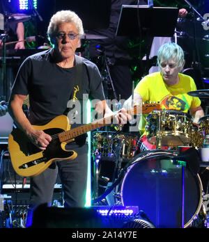 Tampa, USA. 22 Sep, 2019. September 22, 2019 - Tampa, Florida, United States - Roger Daltrey (links) und Zak Starkey der englischen Rockband The Who mit Mitgliedern von einem 48-köpfigen Orchester auf der Amalie Arena auf der zweiten Etappe ihrer Bewegung auf! Tour am 22. September 2019 in Tampa, Florida. Credit: Paul Hennessy/Alamy leben Nachrichten Stockfoto