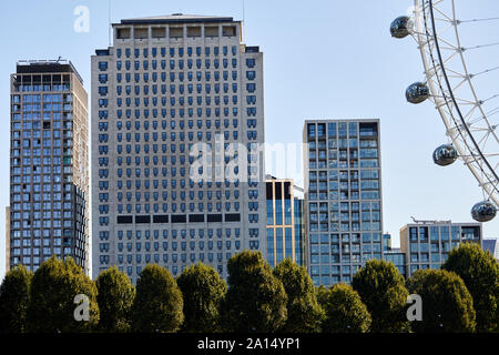 London, England - Sept 17, 2019: Ändern der Skyline der South Bank als Shell Centre wird durch neue Entwicklungen umgeben. Stockfoto