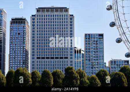 London, England - Sept 17, 2019: Ändern der Skyline der South Bank als Shell Centre wird durch neue Entwicklungen umgeben. Stockfoto