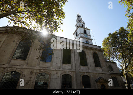 London, England - Sept 18, 2019: St Clement Danes eine anglikanische Kirche auf der Faser, die Schäden an den Außenwänden von WWII Bombardierung am 10. Mai 1941 verlassen. Stockfoto