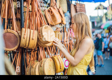 Frau Reisenden wählen Sie Souvenirs in den Markt in Ubud auf Bali, Indonesien Stockfoto