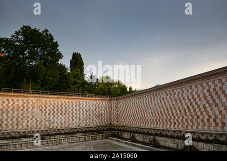 Brunnen der 99 Tüllen (Fontana delle 99 Cannelle), historische Brunnen mit 99 Düsen verteilt auf drei Wänden, L'Aquila, Italien Stockfoto