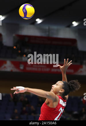 Sapporo, Japan. 24 Sep, 2019. Haleigh Washington der Vereinigten Staaten dient während der Round Robin gegen die Dominikanische Republik bei der 2019 FIVB Volleyball der Frauen-WM in Sapporo, Japan, Sept. 24, 2019. Credit: Du Xiaoyi/Xinhua/Alamy leben Nachrichten Stockfoto