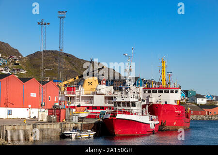 Den Hafen und Hafen von qaqortoq am Sommer, der in Grönland. Stockfoto