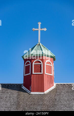 Der sechseckige Dach mit einem Kreuz des Frelserens Kirke auch bekannt als Kirche unseres Erlösers. Qaqortoq - Julianehab, Grönland Stockfoto