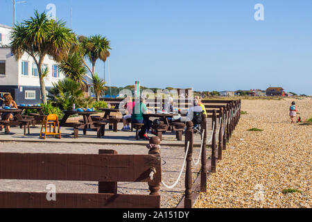 17. September 2019 entspannen Sie bei einem Kaffee im späten Sommer Sonne auf der Hampshire Küste Pebble Beach Stockfoto