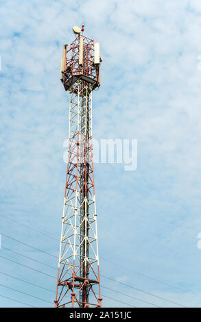 5G-Antenne für High speed Internet Distribution. 5G Repeater außerhalb der Stadt. Helle Farben Rot und Weiß. Stockfoto