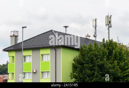 5 G Antennen an der Spitze des Hauses. Antennen und Sendeanlagen auf dem Dach. High speed mobile Internet Konzept. Stockfoto