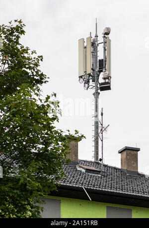 5 G Antennen an der Spitze des Hauses. Antennen und Sendeanlagen auf dem Dach. High speed mobile Internet Konzept. Stockfoto