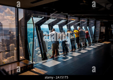 Chicago, Illinois, USA - Kippen Glas bei John Hancock Center Beobachtung Bereich Stockfoto