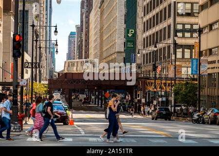 Chicago, Illinois, USA - Der Zug nähert sich auf einer erhöhten Eisenbahn Stockfoto