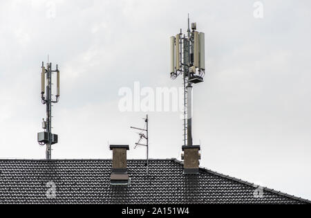 5 G Antennen an der Spitze des Hauses. Antennen und Sendeanlagen auf dem Dach. High speed mobile Internet Konzept. Stockfoto