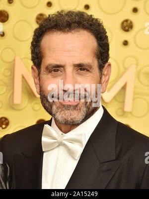 LOS ANGELES, Ca - 22. SEPTEMBER: Tony Shalhoub besucht die 71 Emmy Awards bei Microsoft Theater am 22. September 2019 in Los Angeles, Kalifornien. Stockfoto