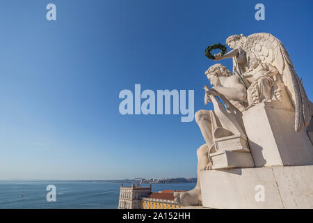 Tejo und close-up von Skulpturen an der Oberseite des 18. Jahrhunderts Arco da Rua Augusta Herrlichkeit belohnt Mut und Genius dar. Lissabon, Portugal. Stockfoto