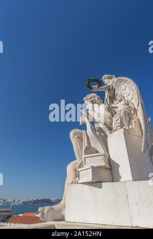 Close-up von Skulpturen an der Spitze des 8. Jahrhunderts Arco da Rua Augusta repräsentieren Herrlichkeit lohnende Valor und Genie. Baixa in Lissabon, Portugal. Stockfoto