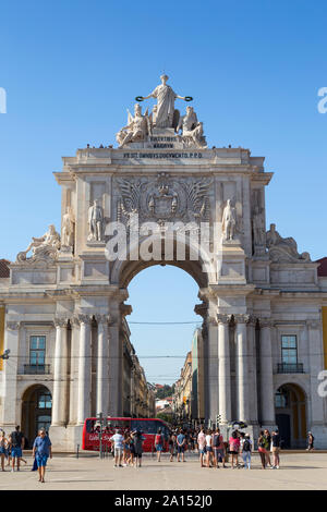 Das 18. Jahrhundert Arco da Rua Augusta, Triumphbogen, Gateway, neben dem Praca do Comercio Platz im Viertel Baixa in Lissabon, Portugal. Stockfoto