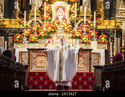 Deutschland. 24 Sep, 2019. Kardinal Reinhard Marx, Vorsitzender der Deutschen Bischofskonferenz Predigt bei der Eröffnung der Herbst Vollversammlung im Fuldaer Dom. Die geplante Reform innerhalb der Katholischen Kirche ist das große Thema der diesjährigen Tagung der Deutschen Bischöfe. Foto: Frank Rumpenhorst/dpa/Alamy leben Nachrichten Stockfoto