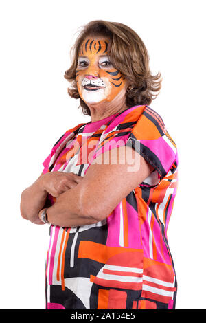 Ältere Frau mit Tiger face-Lackierung in Weiß isoliert Stockfoto