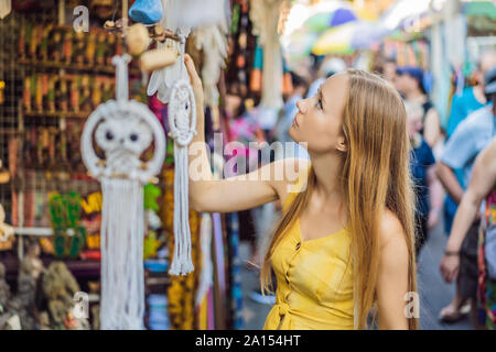 Frau Reisenden wählen Sie Souvenirs in den Markt in Ubud auf Bali, Indonesien Stockfoto