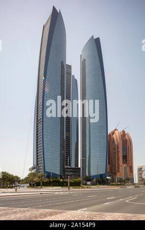 Etihad Towers, ein Gebäudekomplex mit fünf Türmen in Abu Dhabi, der Hauptstadt der Vereinigten Arabischen Emirate. Stockfoto