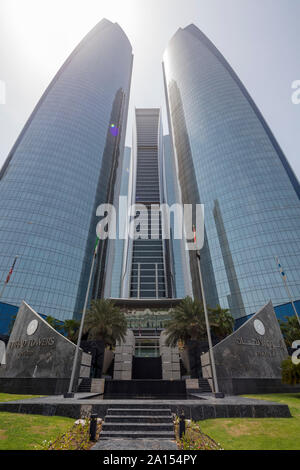 Etihad Towers, ein Gebäudekomplex mit fünf Türmen in Abu Dhabi, der Hauptstadt der Vereinigten Arabischen Emirate. Stockfoto