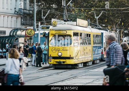 Wandern Menschen und alten Straßenbahn auf der Straße von Wien - Hauptstadt und größte Stadt Österreichs. Stockfoto