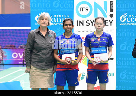 Sydney, Australien. 22 Sep, 2019. Muralitharan Thinaah und Tan Pearly Koong Le (Malaysia) während Verdoppelt medal Verleihung des 2019 Sydney International gesehen. Thinaah und Tan Silber Medaille verlieren zu Cheng Yu Chieh und Tseng Yu-Chi erklärt (Chinese Taipei), 17-21, 21-17, 13-21, von links nach rechts: Präsident für Ozeanien Badminton Eidgenossenschaft Geraldine Braun, Thinaah und Tan gesehen. Credit: SOPA Images Limited/Alamy leben Nachrichten Stockfoto