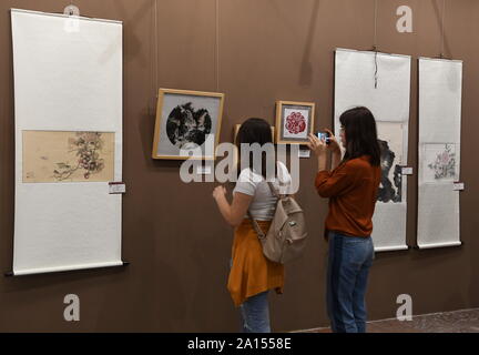 Tirana, Albanien. 23 Sep, 2019. Besucher sehen Exponate einer Ausstellung der traditionellen Chinesischen künste in Tirana, Albanien, Sept. 23, 2019. Eine Ausstellung, die von der Chinesischen Botschaft in Albanien und der Nanjing Föderation von Werken der Literatur und Kunst Kreisen gefördert, eröffnet bei der albanischen National History Museum am Montag, den 70. Jahrestag der Gründung der Volksrepublik China und den 70. Jahrestag der Aufnahme diplomatischer Beziehungen zwischen China und Albanien zu feiern. Credit: Zhang Liyun/Xinhua/Alamy leben Nachrichten Stockfoto