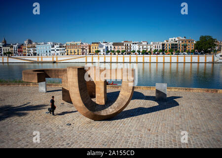 La Tolerancia Skulptur oder 'Monument zu Toleranz", Muelle de la Sal, Sevilla (Sevilla), Andalusien, Spanien Stockfoto