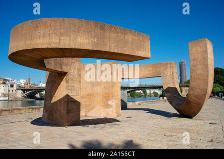 La Tolerancia Skulptur oder 'Monument zu Toleranz", Muelle de la Sal, Sevilla (Sevilla), Andalusien, Spanien Stockfoto