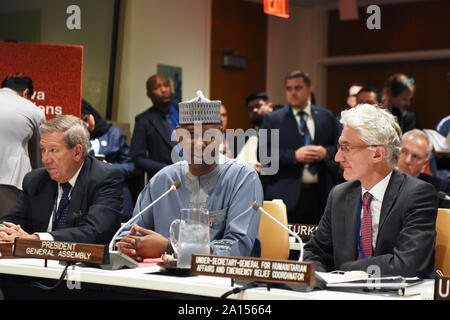 Vereinten Nationen, der Genfer Konventionen auf das UN-Hauptquartier in New York. 23 Sep, 2019. Tijjani Muhammad-Bande (C), den Präsidenten der 74. Tagung der Generalversammlung der Vereinten Nationen, spricht während der Feierlichkeiten zum 70. Jahrestag der Unterzeichnung der Genfer Konventionen auf das UN-Hauptquartier in New York, Sept. 23, 2019. Credit: Han Fang/Xinhua/Alamy leben Nachrichten Stockfoto