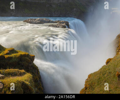 Gullfoss Wasserfall nahe an einem sonnigen Tag, Island Stockfoto