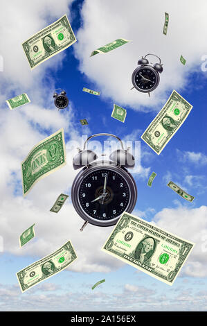 Zeit und Geld Konzept, Wecker und US-Dollar, die vom Himmel fallen Stockfoto