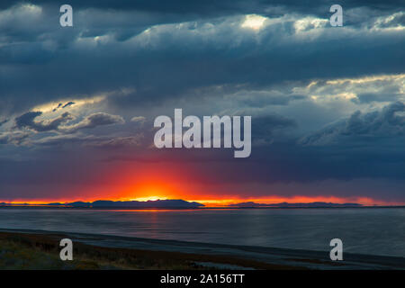 In diesem Schoß die Sonne über dem See Berge werfen ein Licht auf die bedrohliche Wolken über und die Great Salt Lake. Stockfoto