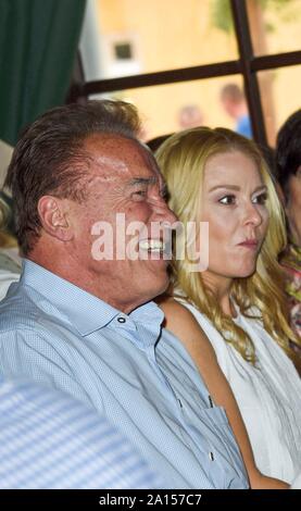 Arnold Schwarzenegger mit ihrer Freundin Heather Milligan am Marstall Festzelt auf dem Münchner Oktoberfest 2019 auf der Theresienwiese am Samstag, 21.09.2019 in Muenchen | Verwendung weltweit Stockfoto
