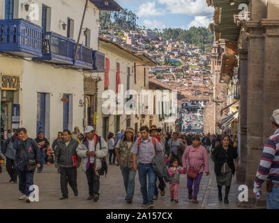 Cusco, Peru - 18. Mai 2016: Menschen auf der Straße von Cuzco. Peru, Südamerika. Lateinamerika Stockfoto